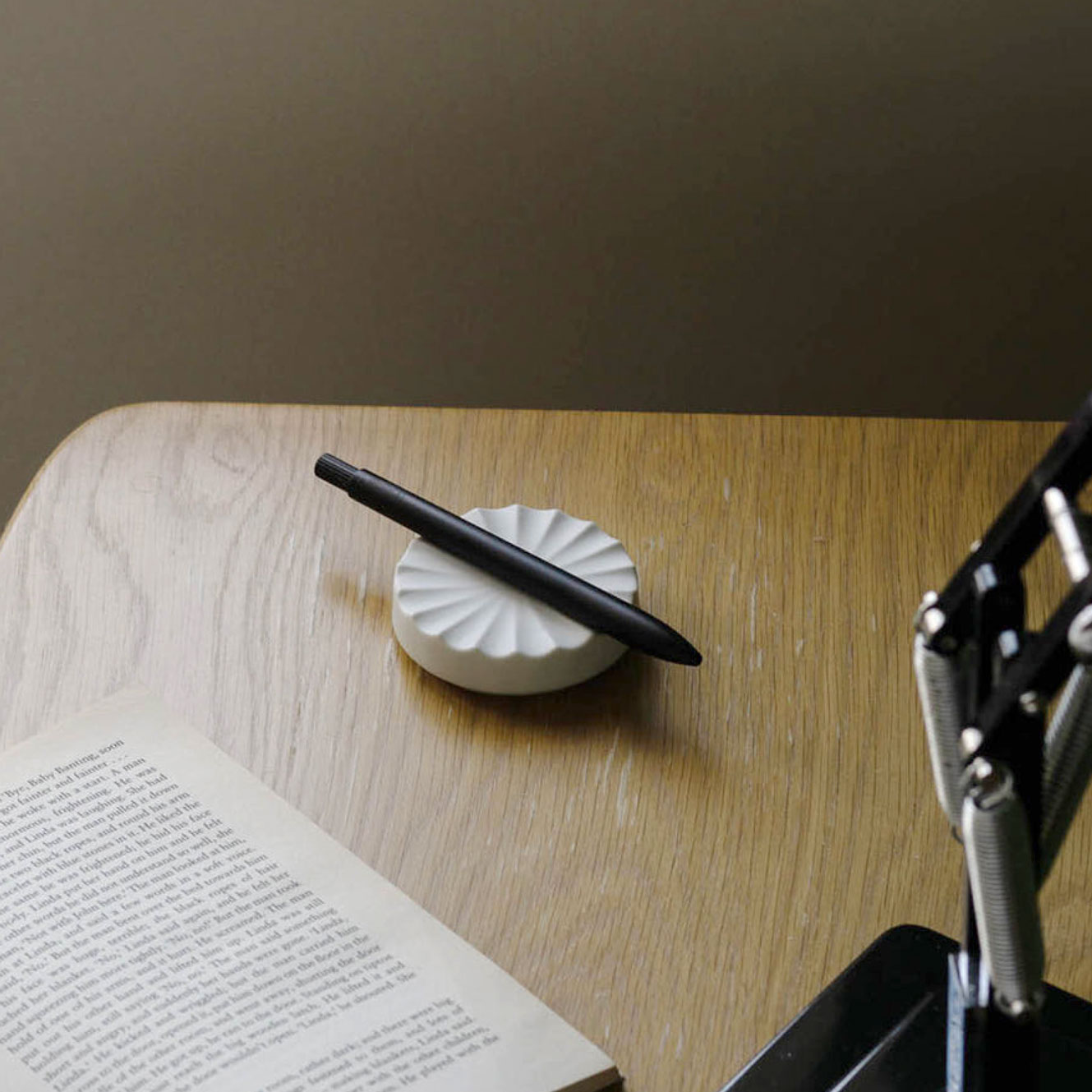 Ajoto - Pen Rest - Imari - Crown Rest - White