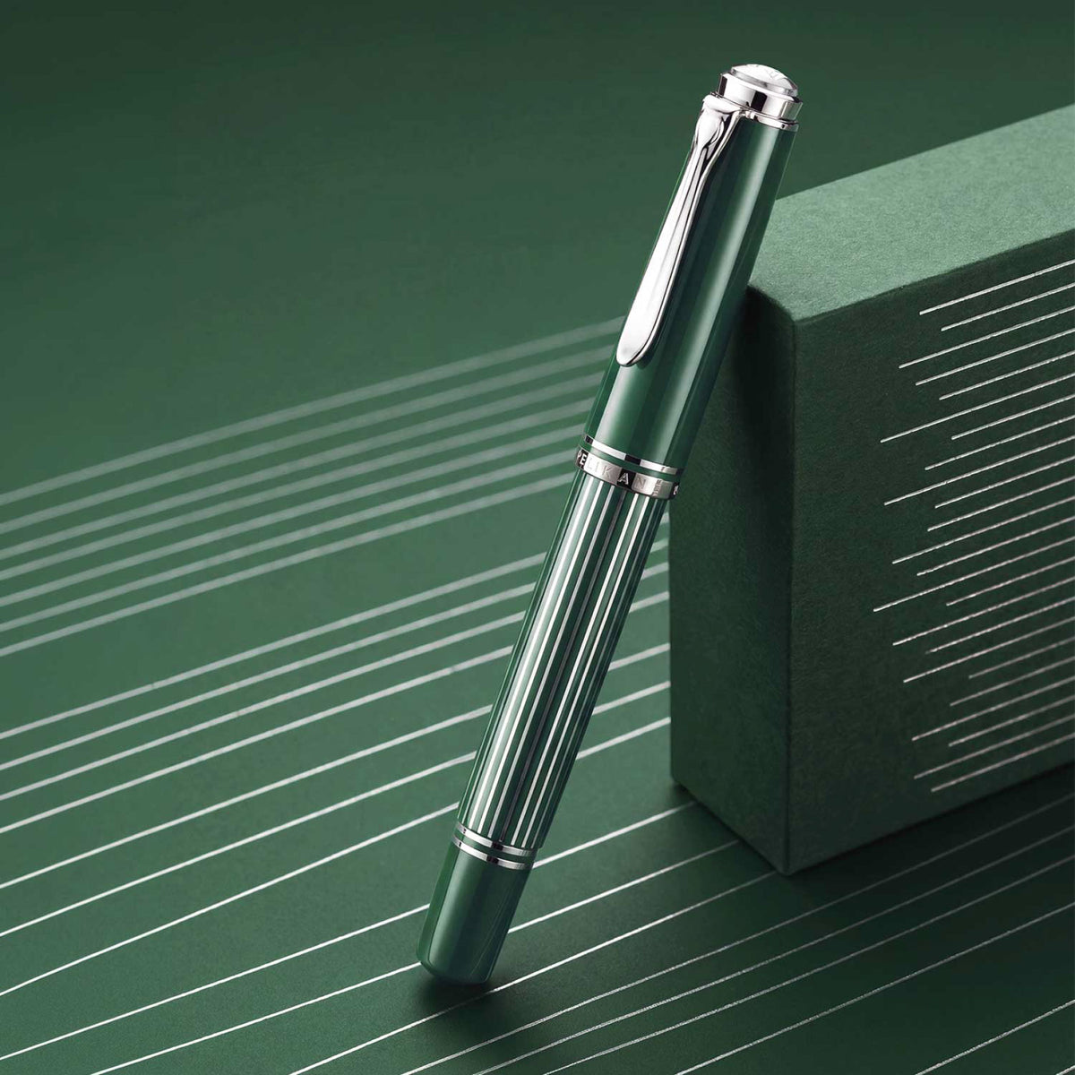 Pelikan - Fountain Pen - Souverän M815 - Metal Striped Green